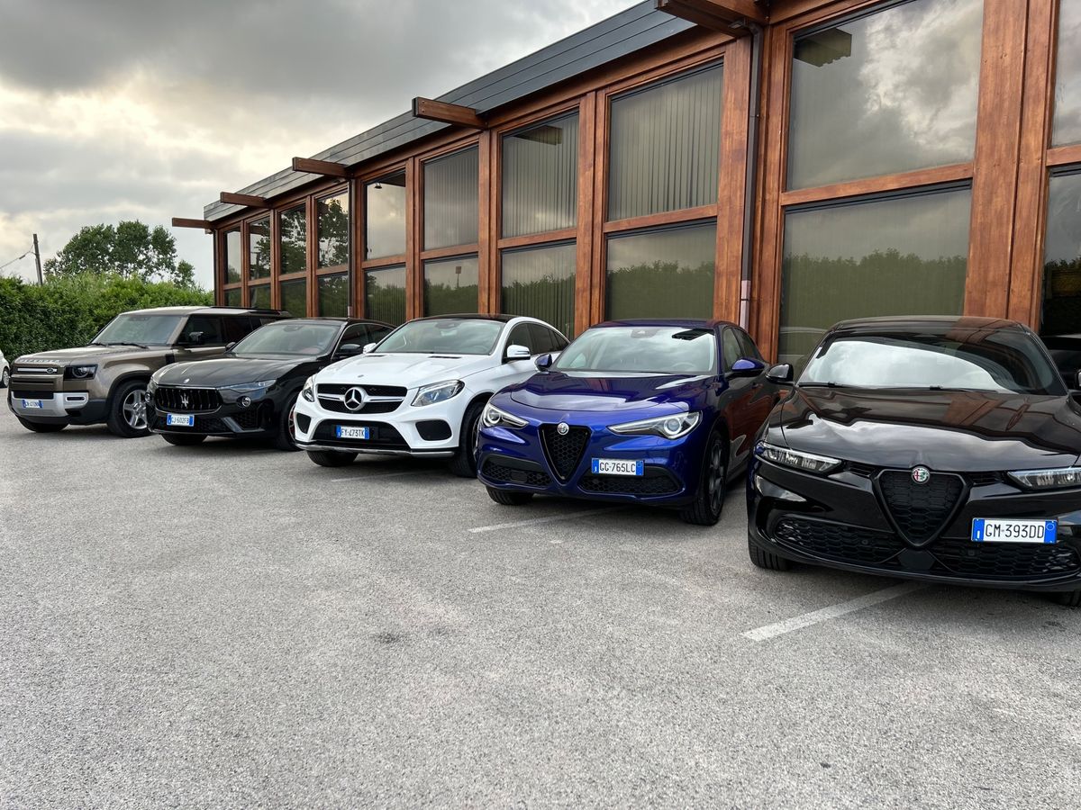 Flotta SUV CammaRent a Roma con Land Rover Defender, Maserati, Mercedes e Alfa Romeo